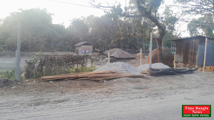 পঞ্চগড়ের তেঁতুলিয়ায় সরকারি জমি দখল করে দোকানপাট নির্মাণের চেষ্টা